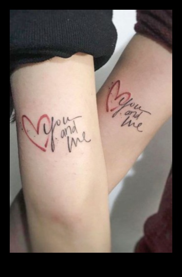 קשרים סמליים: קעקועים זוגיים החוגגים אהבה נצחית