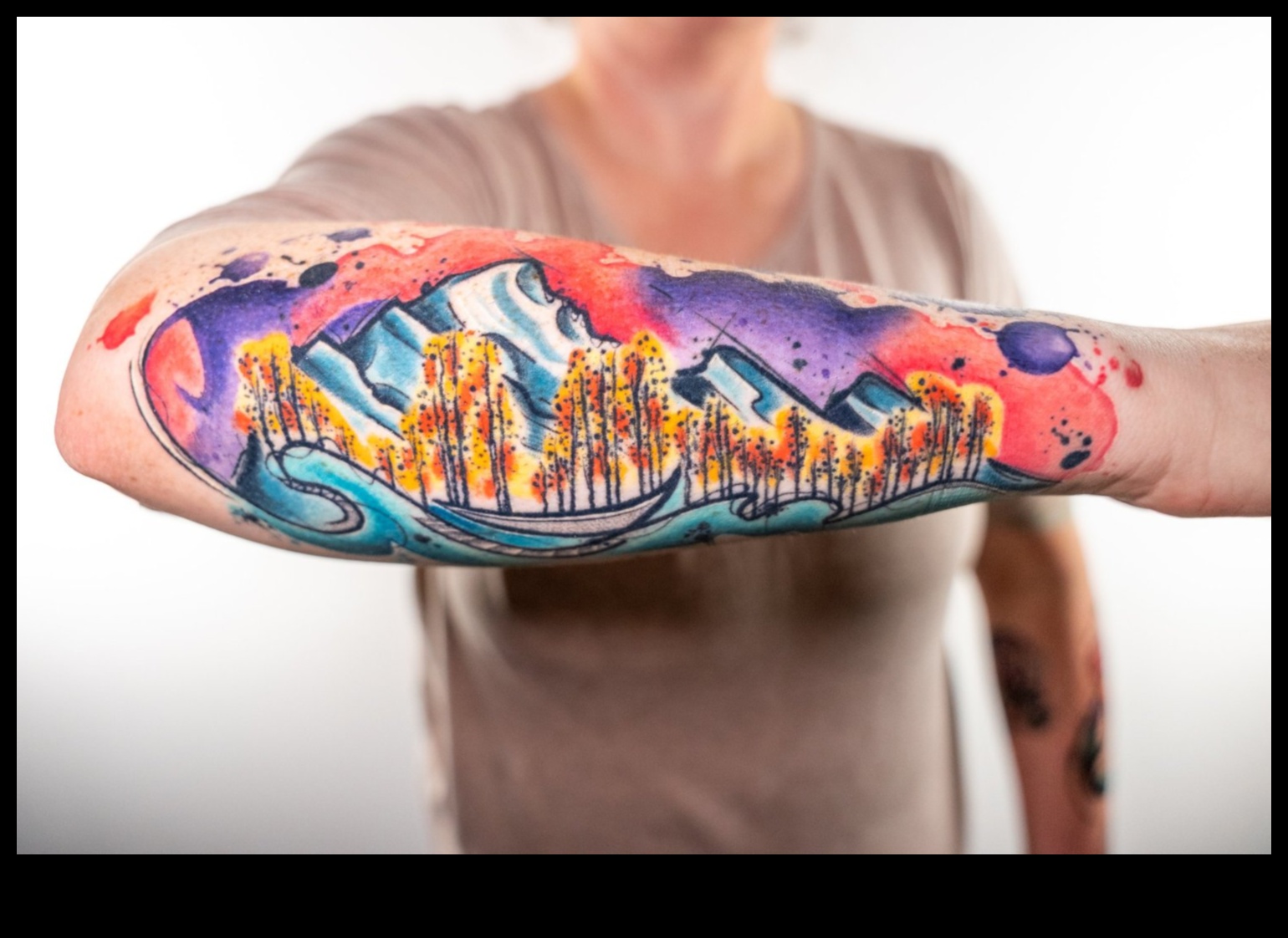 אמנות חיה: גלה את התוסס של קעקועים בצבעי מים